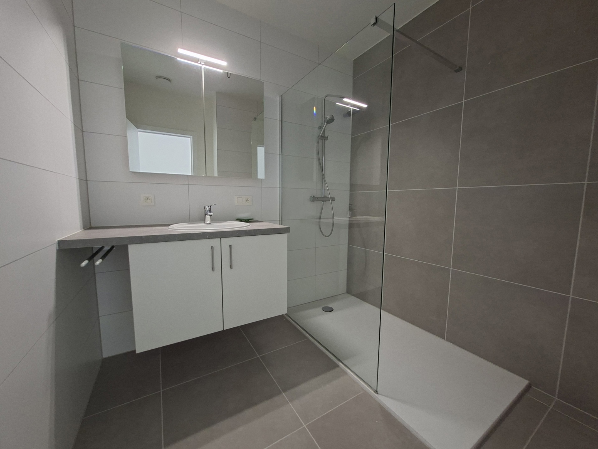 b514aa62e0554ea5aabc9aa33ec2bc94.jpg